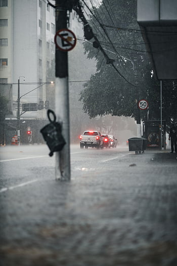 liják, město, městské ulice, silné srážky, vozy, Osvětlené značky ulic, náladová scéna, mokré dlažby, pouliční značky, deštivý den, panoráma města