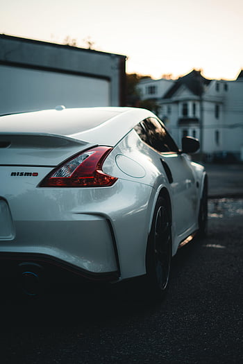 Nismo 370Z, นิสสันนิสโม, รถสปอร์ต, มุมมองด้านหลัง, ถนนในเมือง, พลบค่ำ, การออกแบบที่เพรียวบาง, สภาพแวดล้อมในเมือง, ยานพาหนะประสิทธิภาพ, การถ่ายภาพยานยนต์, ผู้ที่ชื่นชอบรถ