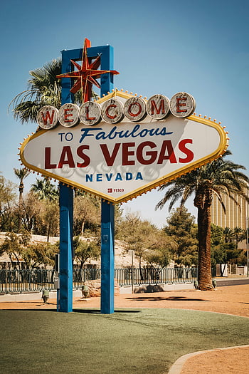 Selamat datang di tanda Las Vegas, Las Vegas, nevada, pohon-pohon palem, langit biru jernih, tanda terkenal, Las Vegas yang luar biasa, YA ADALAH, lanskap gurun, objek wisata, tengara ikonik