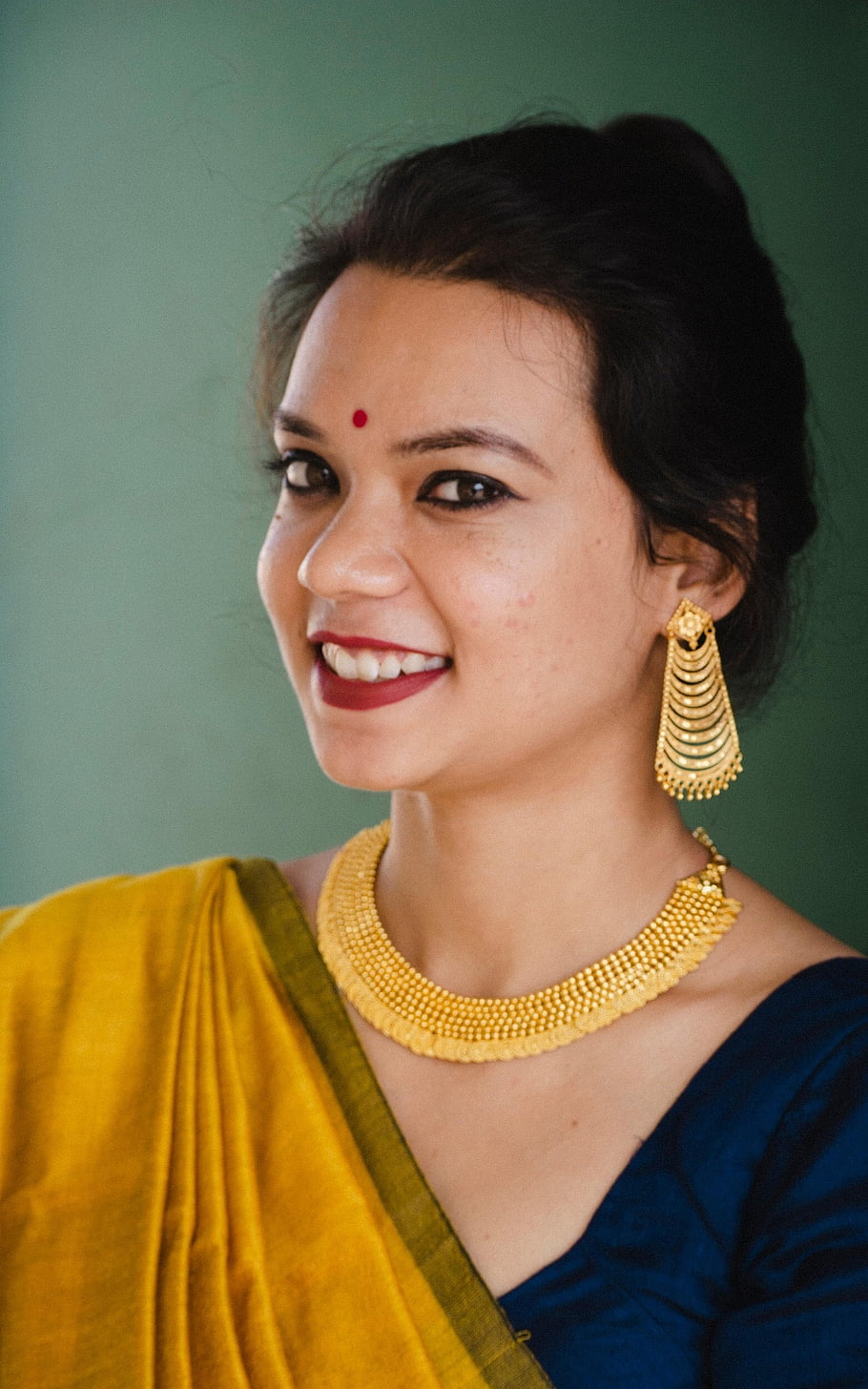 žena, moderní, usměvavá tvář, saree, šperky, portrét, fotografování