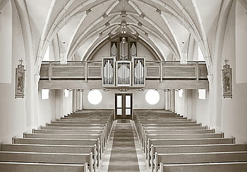 náboženské budovy, Symetrická církev, architektura interiéru, varhany, interiér kostela, architektonické detaily, Symetrický design, církevní lavice, náboženské architektury, varhany podkroví, dveře kostela