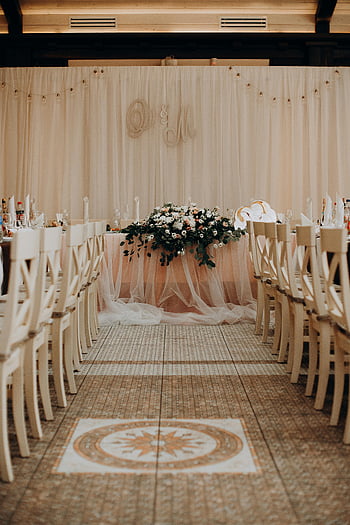 svatební síň, Květinový vrchol, Elegantní židle, Romantický obřad, zdobená svatba, svatební výzdoba, místo konání svatby, romantické prostředí, svatební stůl, Svatební pozadí, Svatební atmosféra