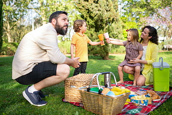piknik rodzinny, Słoneczny piknik, PARKI PARKI, radosny moment, rodzina cieszy się, koszyk piknikowy, piknik na świeżym powietrzu, Rodzinne opiekanie, parkowa rodzina, koc piknikowy, zielona chłodnica