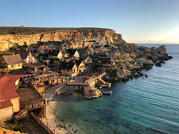 villaggio popeye, il-Mellieħa, Malta, Vista della scogliera, Acque blu chiare, edifici sul mare, Fotografia grandangolare, scenario pittoresco, villaggio costiero, paesaggio mediterraneo, attrazione turistica