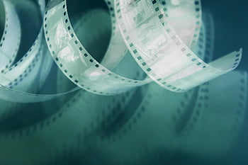 ρετρό φιλμ, 35mm φιλμ, διάτρητο, αρνητικό σε ροζ φόντο, με σκιά, φωτογραφική ταινία, vintage ταινία, κινηματογραφική φωτογραφία, αναλογική ταινία, vintage φωτογραφία, ρετρό φωτογραφία