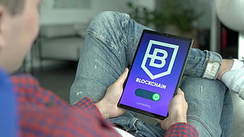 цифрова таблетка, blockchain приложение, таблет за възрастни, Blockchain интерфейс, технология, cryptocurrency, цифрово устройство, модерна технология, потребителски интерфейс, цифров екран, лого на блокчейн