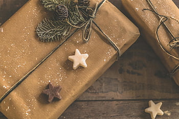 cadeaux de Noël, papier brun, décorations étoiles, accents de pin, Noël rustique, Cadeaux confortables, emballage cadeau, cadeaux de vacances, cadeaux festifs, étoiles beige, boîte cadeau brune