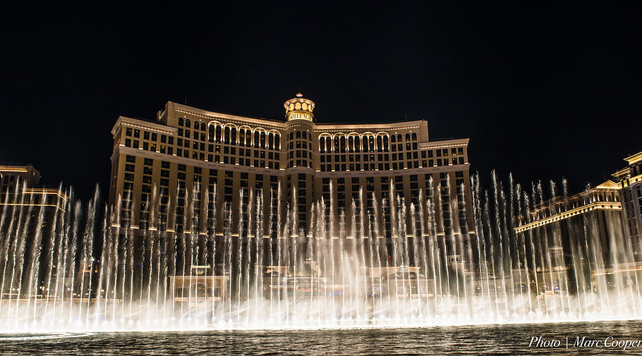 hotel bellagio, las vegas, vodní fontány, noční scénu, osvětlená budova, architektonický design, venkovní výkon, panoráma města, městský noční život, vodní tanec, fontána show