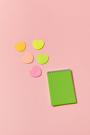 하트 모양 스티커 노트, 녹색 메모장, 분홍색 배경, 다채로운 끈적 끈적한 메모, 평면도, 하트 노트, 메모장, 스티커 메모, 핑크색 표면, 녹색 노트북, 심장 모양