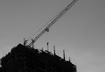 γερανό κατασκευής, κτίριο υπό κατασκευή, ηλιοβασίλεμα σιλουέτα, μεταλλικό γερανό, εργοτάξιο, σιλουέτα κτιρίου, σιλουέτα γερανού, Μηχανήματα κατασκευής, αστική ανάπτυξη, κατασκευαστική βιομηχανία, κατασκευή κτηρίου
