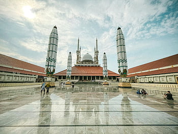 Grande Moschea di Giava, Java centrale, Semarang, Indonesia, straordinaria architettura, eredità culturale, vista esterna frontale, architettura della moschea, architettura islamica, minareti, cortile piastrellato
