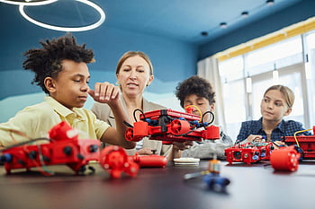 děti vyrábějí roboty, mladí studenti, spolupráce učitelů, Robotický projekt, Nastavení třídy, vzdělávací činnost, Kmenové učení, skupinová práce, Interaktivní učení, Technologické vzdělávání, Praktické učení