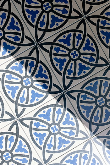 disegno floreale blu e nero, piastrelle bianche, design delle piastrelle a mosaico, mosaico blu e bianco, Overlay ombra, modello accattivante, Design Artistico, motivo floreale, piastrelle decorative, piastrelle floreali blu, piastrelle di mosaico bianco