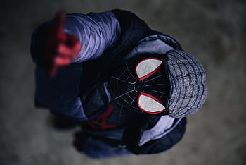 Kostým Spidermana, letecký pohled, cosplayování Spider-Mana, Podrobný kostým, venku, osoba v kostýmu, Postava Spider-Mana, cosplay, Podrobné oblečení, Venkovní cosplay, letecký cosplay