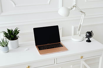 macbook, scrivania in legno bianco, area di lavoro pulita, Elegante spazio di lavoro, il computer portatile, lampada da scrivania, piante in vaso, scrivania bianca, scrivania minimalista, Configurazione dell'ufficio di casa, Spazio di lavoro moderno