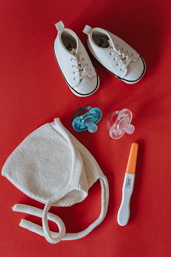 test di gravidanza, Scarpe per neonato, ciucci, sfondo rosso, distesa piatta, articoli per bambini, Accessori per bambini, Cappello da bambino, BASCHE ATTENZIONE, Annuncio di gravidanza, BABY Essentials