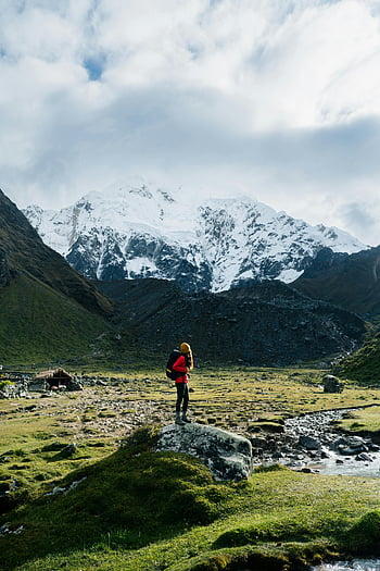 Frau Wanderer, Rucksack, schneebedeckte Anden, cusco region, Berglandschaft, Outdoor-Abenteuer, Reisefotografie, szenische Ansicht, Naturerkundung, Wanderer in Bergen, schneebedeckte Gipfel