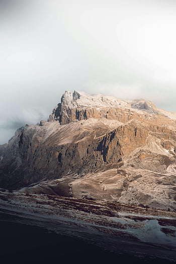 montagna rocciosa, cielo nuvoloso, Drammatica catena montuosa, alba, natura all'aperto, paesaggio di montagna, bellezza naturale, terreno roccioso, vette, vista panoramica, fotografia di montagna