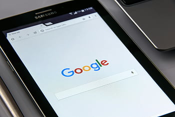 แท็บเล็ตสีดำซัมซุง, Google เบราว์เซอร์, หน้าจอค้นหา, เทคโนโลยี, การท่องอินเทอร์เน็ต, ใกล้ชิด, การแสดงแท็บเล็ต, ค้นหา Google, อุปกรณ์ดิจิตอล, ค้นหาออนไลน์, การท่องเว็บ