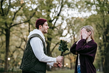 Couple heureux, moment romantique, rendez-vous amoureux, jeune couple, fleurs, parc, partage, romantique, de plein air, couple amoureux, date romantique