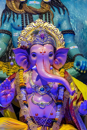 Ganesh idol, Mumbai festival, Ganesh Chaturthi, colorful idol, vibrant idol, Indian festival, religious idol, ornate idol, cultural festival, festival celebration, traditional idol