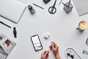 bovenaanzicht, persoon die oortelefoons, moderne werkruimte, Tech -apparaten, latte, kantoor artikelen, plat leggen, werkruimte plat lay, oortelefoons, latte kunst, Office -bureau -opstelling