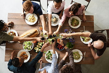 Gruppo che fa toast, gruppo vibrante, applauso, pasto delizioso, amicizia, solidarieta, persone che cenano, Cena di gruppo, bevande toast, pasto condiviso, ritrovo sociale