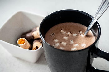 cioccolata calda, tazza nera, mini marshmallows, rotoli di biscotti, ciotola bianca, Bevanda deliziosa, bevanda accogliente, trattamento invernale, accompagnamento da dessert, cucchiaio mescolando