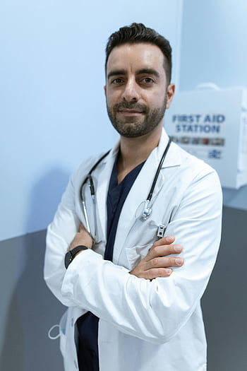 γιατρός, ιατρική ρόμπα, στηθοσκόπιο, βέβαιος, αρσενικός γιατρός, σταυρωμένα χέρια, πορτρέτο, Ιατρικός επαγγελματίας, Σταθμός πρώτων βοηθειών, εργαζόμενος υγειονομικής περίθαλψης, ιατρική ρύθμιση