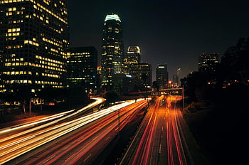 fotografia time-lapse, strada, paesaggio urbano vibrante, grattacieli, sentieri di luce, auto in rapido movimento, ore notturne, scena urbana, luci della città, Percorsi di traffico, città notturno