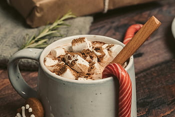 horká čokoláda, marshmallows, zimní teplo, Útulný hrnek, skořicová tyčinka, cukrové třtiny, detailní záběr, horké kakao, zimní nápoj, Slavnostní nápoj, Sezónní léčba