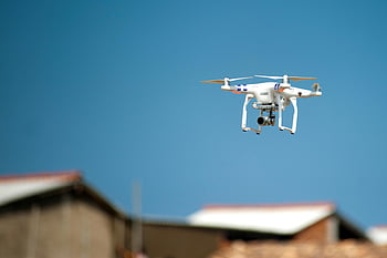 zangão quadcopter branco, hora azul, foco seletivo, zangão aéreo, Câmera, telhados, céu azul claro, tecnologia moderna, pairando, açao, fotografia de drone