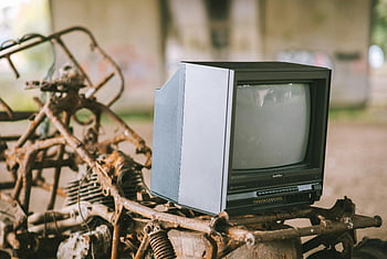 레트로 TV 세트, 녹슨 구조물, 오래된 텔레비전, 도시의 쇠퇴, 노스탤지어, 녹슨 프레임, 다리 아래, 빈티지 전자 장치, 버려진 물건들, 옥외 설정, 부패한 환경