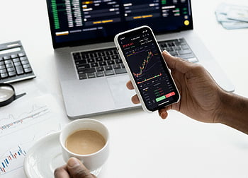 smartphone, συναλλαγές μετοχών, ΦΟΡΗΤΟΣ ΥΠΟΛΟΓΙΣΤΗΣ, Φλυτζάνι καφέ, αριθμομηχανή, έγγραφα, Οικονομική ανάλυση, Εφαρμογή συναλλαγών, δεδομένα αγοράς, Γραφείο, Πρόσωπο που κατέχει