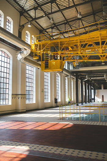 průmyslový interiér, velký sklad, kovové nosníky, přirozené světlo, velká okna, Interiér skladu, průmyslový design, Skladový prostor, průmyslové architektury, Světlící sklady, Skladová okna