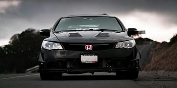 Black Honda Civic, dramatický přední výstřel, Černý sedan Honda, Zatažené pozadí, fotografování automobilů, automobilové fotografie, silniční scény, temná obloha, Přední pohled vozidla, auto design, Honda logo