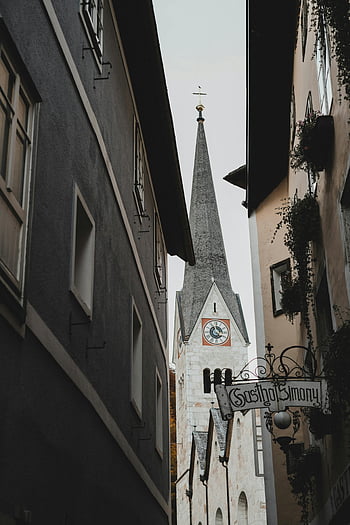 Hallstattský luteránský kostel, kostelní věž, úzké ulice, Rakousko, dramatický pohled, hodinová věž, evropské architektury, historické budovy, vesnice scény, cíl cesty, Alpské město