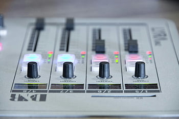 audio mixer, Nastavení zvuku, Ovládací posuvníky, knoflíky, Podrobný pohled, bílý a černý ekvalizér, hudební produkce, audio zařízení, zvukové míchání, Vybavení studia, Audio ovládací prvky