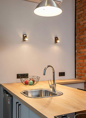 køkkenbord, håndvask, lille lejlighed, Moderne køkken, rustfrit stålvask, Træ bordplade, vedhæng belysning, Slank design, køkken design, lille køkken