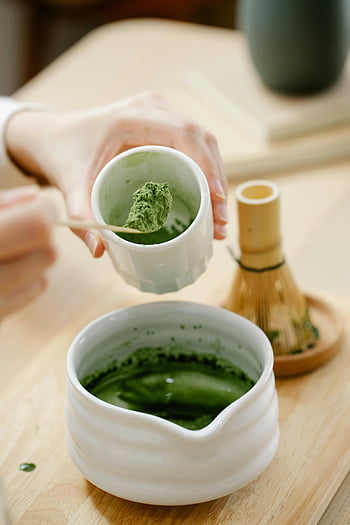 matcha prášek, matcha čaj, Tradiční šlehač, Matcha mísa, Příprava ruky, klidný okamžik, detail, zelený čaj, čajový ceremoniál, bambusový šlehač, Příprava Matcha
