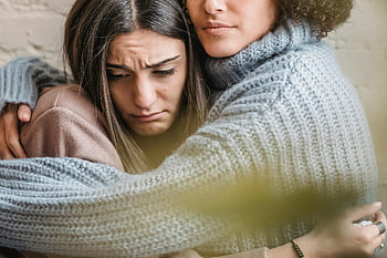 vrouwen knuffelen, emotionele steun, mededogen, vriendschap, verdrietige vriendin, Emotioneel moment, twee vrouwen, omhelzing, ondersteunende knuffel, comfort, empathie