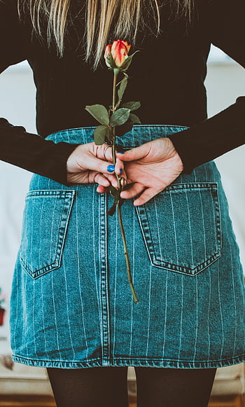 kobieta trzyma kwiat, jeansowa spódniczka, swobodny sposób, wzrosło za plecy, stylowa kobieta, Zwyczajny outfit, moda denim, kwiat w ręku, Zwyczajny styl, Dżinsowy strój spódnicy, kwiat róży