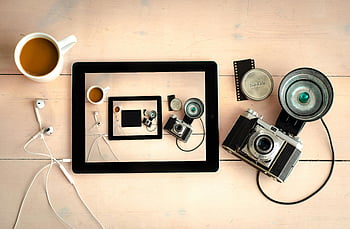 graue Spiegelreflexkamera, schwarzer Tablet-Computer, flach liegen, Vintage Kamera, Kaffee, Holztisch, Kopfhörer, Kodak Film, Tablet-Bildschirm, Schreibtisch-Setup, Fotoausrüstung