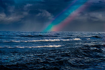 vlny oceánu, duha, zatažená obloha, surfaři, živá duha, fascinující oceán, Velké mořské vlny, Duha nad oceánem, oblačno, oceánu scenérie, surfaři pod duhou