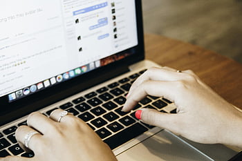 kezek gépelés, laptop billentyűzet, Üzenetküldő alkalmazás, közeli kezek, középső ember, dolgozó, számítógép képernyője, irodai munka, íróasztal beállítás, termelékenység, digitális kommunikáció