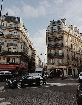 Colțul străzii din Paris, arhitectura clasică, Vibra urbană, strada plină de viață, mașini pe șosea, Peisaj urban european, pietruite stradă, clădiri franceze, cafenele de stradă, viata de oras, vedere spre turnul eiffel