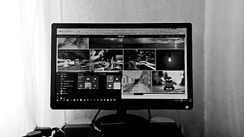 fotografie ve stupních šedi, počítače, Černý a bílý, počítačový monitor, Vnitřní nastavení, různé obrázky, zobrazení aplikací, pracovního prostoru, digitální displej, Kancelářské prostředí, nastavení technologie
