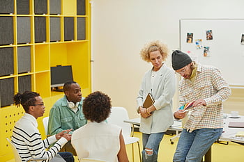 vielfältiges Team, Projekte diskutieren, Farbmuster, modernes Büro, helle Einstellung, Kollaboratives Meeting, professionelles Umfeld, kreativer Arbeitsbereich, Teaminteraktion, Farbkarten, Bürodiskussion
