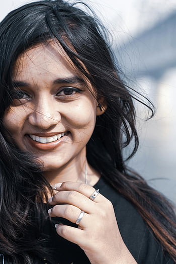 usmívající se brunetka, detailní portrét, dlouhé vlasy, prsteny, venku, patna, Indie, usmívající se žena, portrétní fotografie, Přírodní krásy, venkovní fotografie