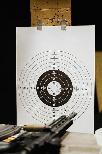 撮影対象、 弾痕、 紙の標的、 射撃練習場、 銃器、 射撃訓練、 銃の範囲、 ターゲット射撃、 撮影精度、 ターゲットボード、 射撃スポーツ